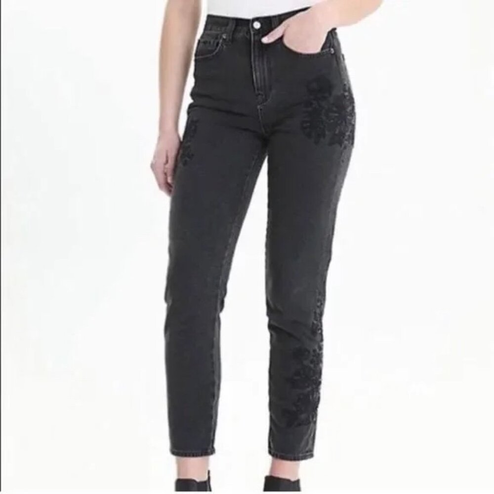 GUC American Eagle Mom Jean Black Denim Embroidered Jeans size 00 Regular 055